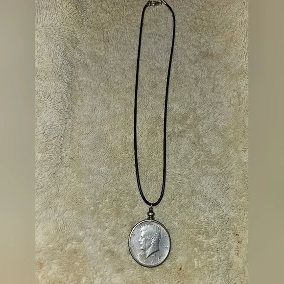 STERLING SILVER 1964 HALF DOLLAR COIN ON LEATHER ROPE. MEASUREMENTS IN PHOTOS 📸 - Picture 3 of 4